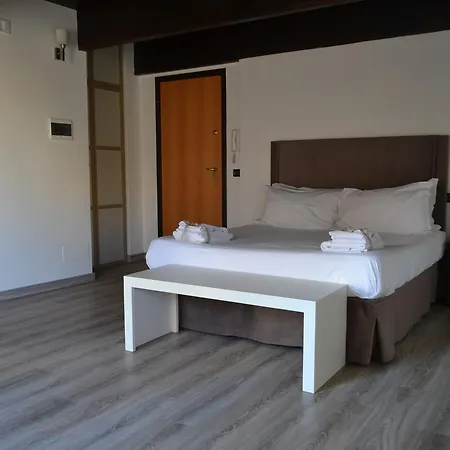 Gatto Bianco Le Dimore 3* باري